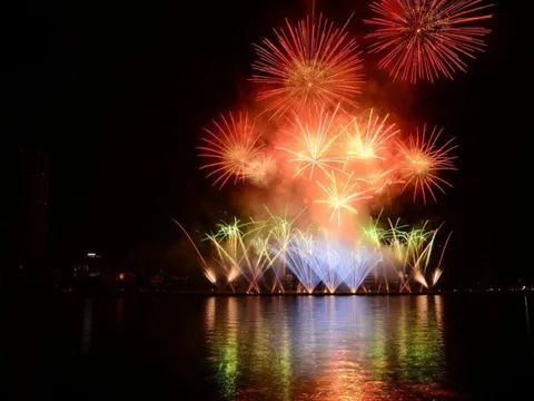 Mãn nhãn màn bắn pháo hoa của đội Việt Nam tại DIFF 2024