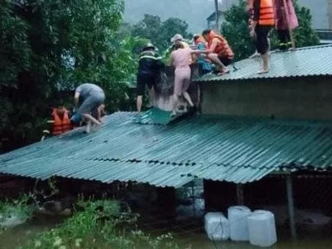 Cảnh sát phá dỡ mái nhà giải cứu người dân trong mưa lũ ở Hà Giang