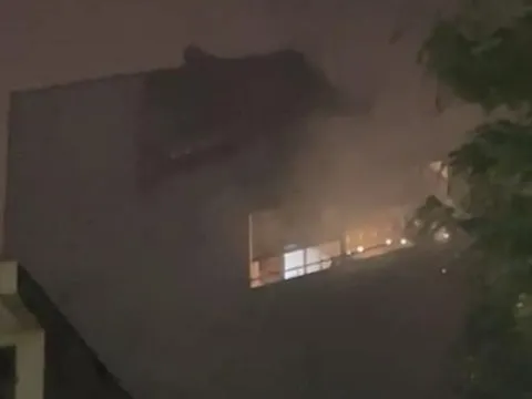 Hà Nội: Cháy ngôi nhà kinh doanh thảm trên đường Lạc Long Quân