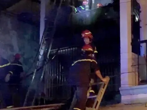 Cảnh sát bắc thang cứu 5 người mắc kẹt trong căn nhà bị cháy lúc nửa đêm