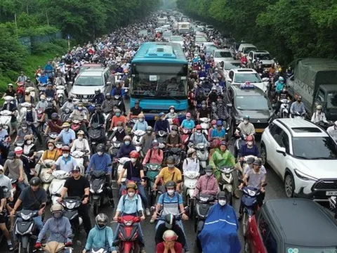Ùn tắc hàng cây số trên đường gom đại lộ Thăng Long