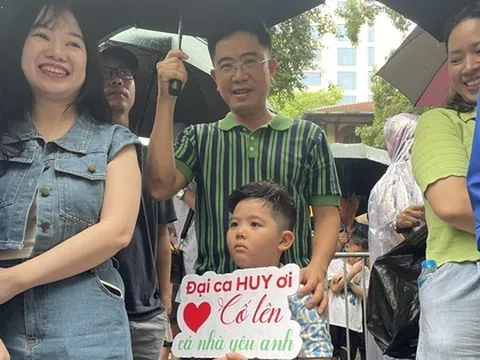 Những hình ảnh có một không hai ở kỳ thi vào 10 tại Hà Nội