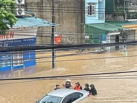 Hà Giang chìm trong biển nước, 2 bố con bị lũ cuốn trôi