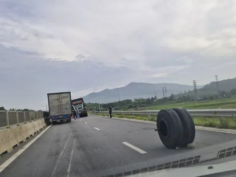 “Chuyên cơ mặt đất” bất ngờ rụng bánh trên cao tốc Bắc – Nam