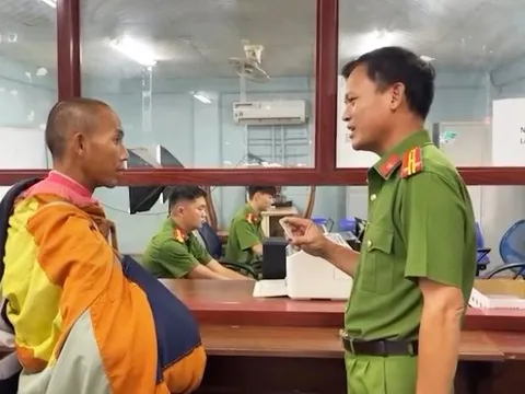 Xuất hiện hình ảnh ông Thích Minh Tuệ đi nhận CCCD tại trụ sở công an, tiết lộ "muốn bộ hành đến Ấn Độ"