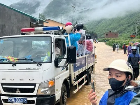 Giải cứu 400 du khách nước ngoài "đi phượt" mắc kẹt ở Đồng Văn do mưa lũ