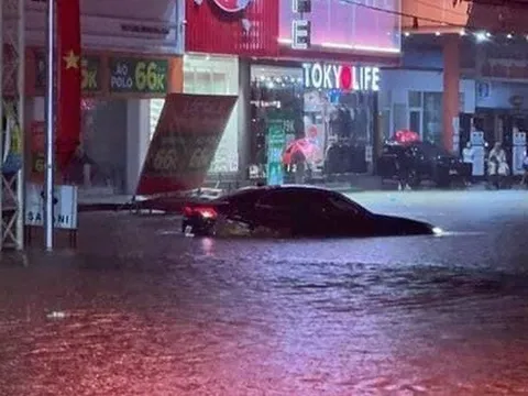 Nhiều tuyến phố ở Thái Nguyên ngập sâu, người dân bì bõm trong biển nước