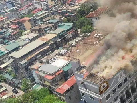Cháy khách sạn, nhiều người chạy thoát thân