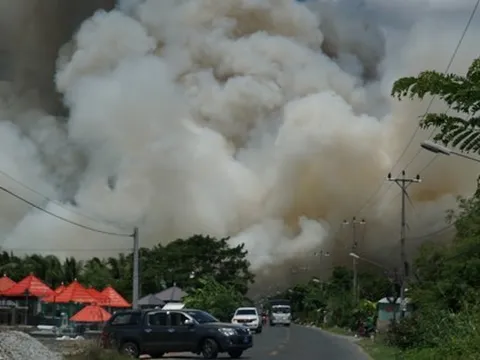 Đang cháy lớn tại Vườn Quốc gia Tràm Chim, hàng trăm người dập lửa