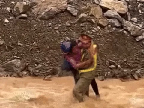 Clip: Giây phút Thượng úy công an lao vào dòng nước lũ cứu người