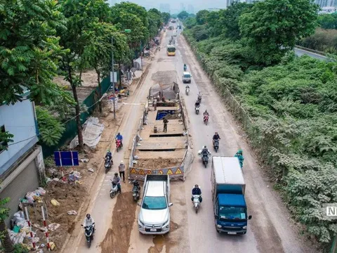 Hà Nội: Người dân ngán ngẩm di chuyển qua đường gom đại lộ Thăng Long