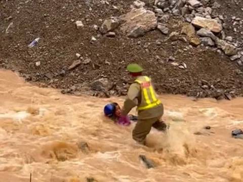 Hà Giang: Khoảnh khắc Thượng úy Công an lao xuống dòng lũ dữ cứu dân