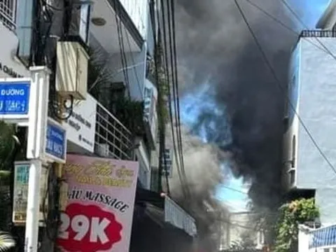 Cháy lớn giữa nắng nóng, nhiều người hoảng loạn tháo chạy