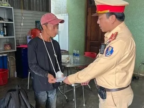 CSGT giúp đỡ người đàn ông bị gãy tay, đi bộ 8 ngày để về quê