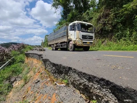 Người dân bất an khi đi qua đoạn đường bị sạt lở ở Đắk Lắk