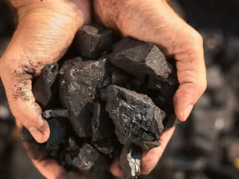 Hai doanh nghiệp nhà nước tổng doanh thu 7.000 tỷ mỗi năm sắp hủy niêm yết để làm việc “lạ”