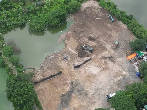 Vụ đổ phế thải lấp hồ tại Hà Nội, lãnh đạo phường nói "tôi biết hết"