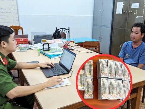 Mật phục thanh niên đi xe máy, công an phát hiện bí mật động trời trị giá 530.000 USD trong túi nylon đen