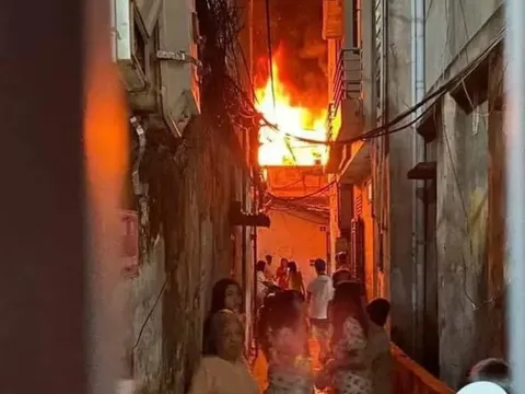 Cháy nhà trong đêm ở ngõ Trại Cá (Hà Nội), nghi do chập điện