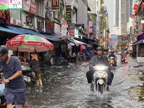 'Phố Tây' ở TPHCM hóa sông sau cơn mưa lớn