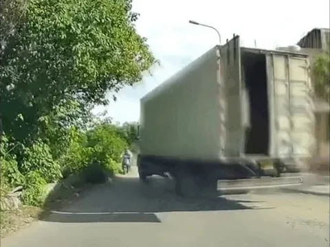 Cửa thùng xe tải quên khoá, người đi đường suýt gặp hoạ