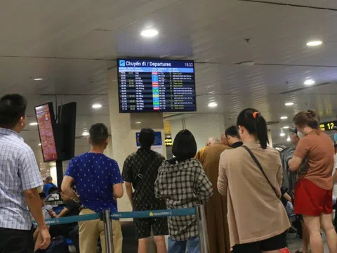 Hàng loạt chuyến bay bị delay trong ngày TP.HCM xuất hiện mưa đá: "Ra sân bay từ 2h trưa đến 8h tối vẫn chưa bay được"