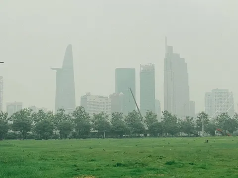 TPHCM mờ mịt trong lớp sương mù trắng đục sau trận mưa đá hiếm gặp chiều 14/6