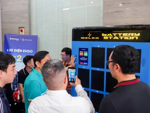 Xe máy điện của tập đoàn "bồn nước" dùng pin hoán đổi của Selex Motors, phát triển mạng lưới dùng chung pin