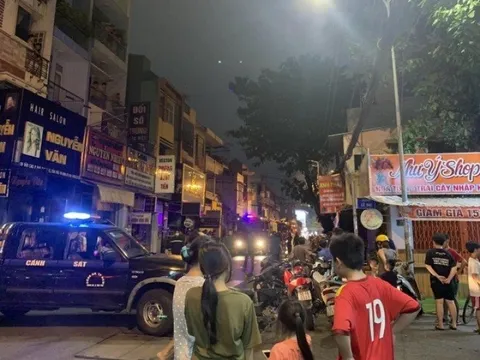 Cháy nhà ở TP.HCM, nhiều người tháo chạy