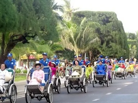 Khánh Hòa: Rực rỡ sắc màu áo dài phố biển Nha Trang