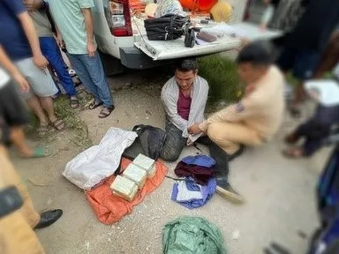Hòa Bình: Bắt giữ đối tượng vận chuyển 18 bánh ma tuý bằng xe máy
