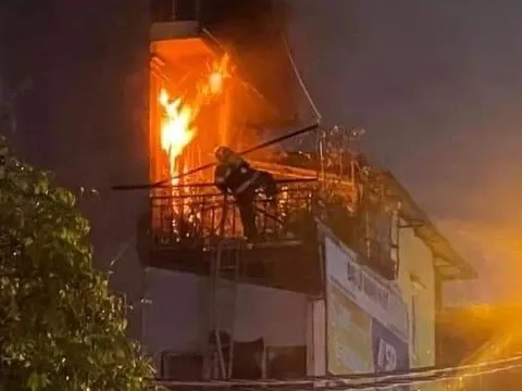 Nóng: Cháy nhà cao tầng ở quận Hoàng Mai, nhiều người mắc kẹt