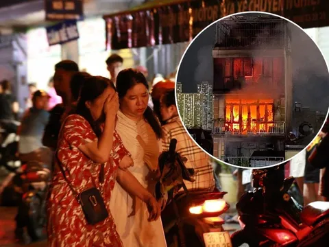 Vụ cháy nhà trên phố Định Công Hạ khiến 4 người tử vong: Người thân đau đớn ngã khuỵu, ôm mặt bật khóc nức nở tại hiện trường