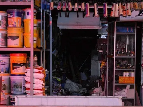 Rùng mình hiện trường hàng hóa bịt kín lối thoát nạn trong vụ cháy nhà trên phố Định Công Hạ khiến 4 người tử vong