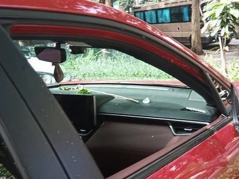 Gần chục xe ôtô để ở khu đô thị bị đập kính