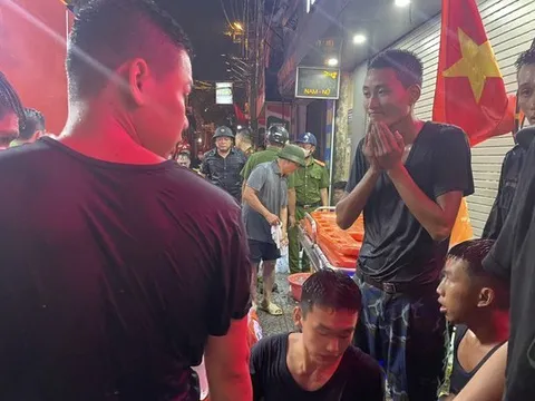 Hình ảnh người lính cứu hỏa nỗ lực chữa cháy ngôi nhà 6 tầng trên phố Định Công Hạ