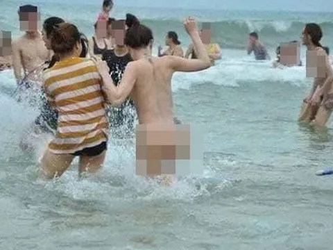 Nữ du khách “khỏa thân” tắm biển giữa đông người không phải ở Sầm Sơn