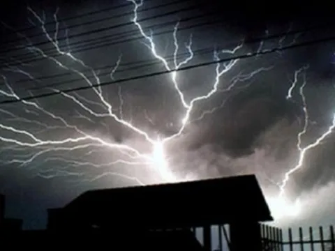 Hà Giang: Người phụ nữ bị sét đánh tử vong khi đang nhóm bếp ở trong nhà