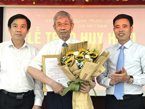 Hội Luật gia Việt Nam trao tặng huy hiệu và bằng khen cho đảng viên