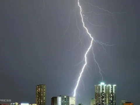 Hy hữu thanh niên 29 tuổi bị sét đánh ngất ngay trong phòng ngủ