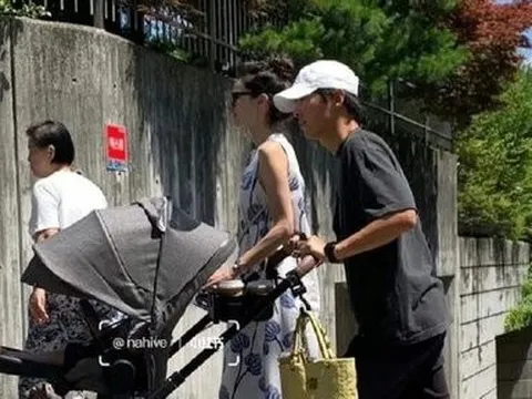 Song Joong Ki đi dạo với vợ Tây, nhan sắc con trai nam tài tử gây chú ý