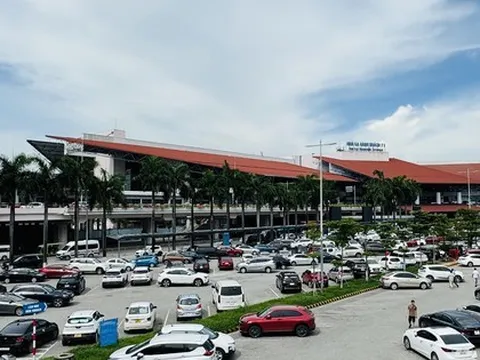 Để quên 500 triệu đồng trên xe đẩy sân bay