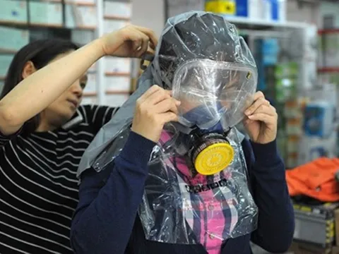 Người dân lại đổ xô mua mặt nạ, thang dây sau vụ cháy thảm khốc