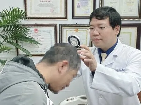 Đi khám vì rụng tóc, chàng trai sững sờ khi bác sĩ báo nguyên nhân