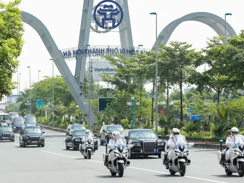 Hình ảnh cận cảnh đoàn 'siêu xe' đặc chủng phục vụ Tổng thống Nga Putin di chuyển trên đường phố Hà Nội