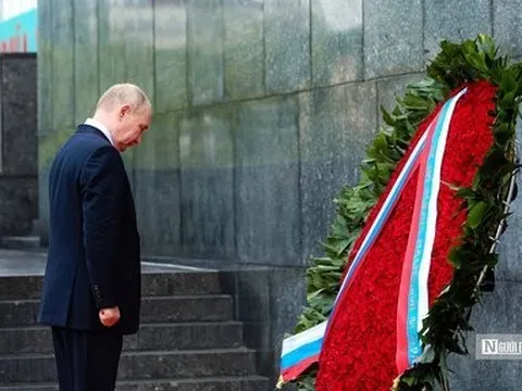 Tổng thống Putin vào Lăng viếng Chủ tịch Hồ Chí Minh