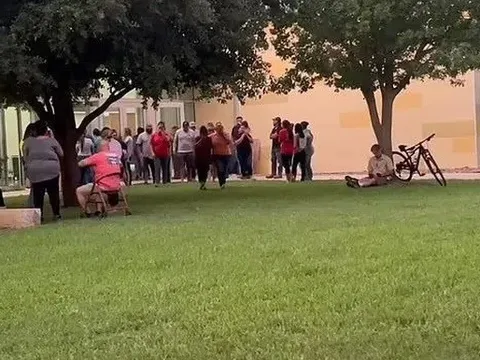 Mỹ: Phụ huynh xếp hàng lấy mẫu DNA xác định danh tính nạn nhân vụ xả súng