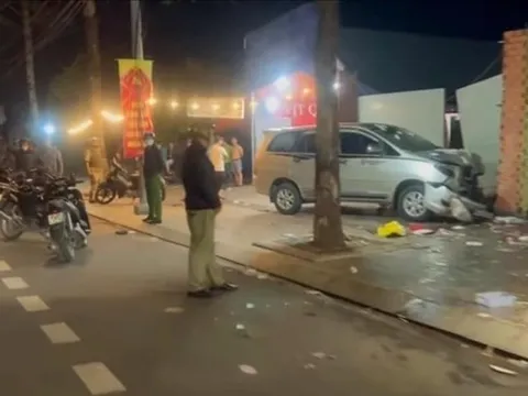 Đồng Nai: Ôtô tông lên vỉa hè, 3 người trong 1 gia đình thương vong