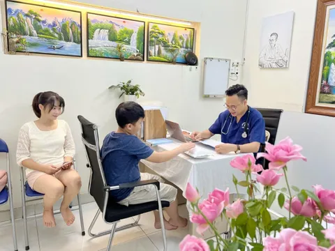 Bác sĩ Lê Đình Hùng - Bác sĩ có niềm đam mê và gắn bó lâu dài với chữa bệnh bằng Y học cổ truyền