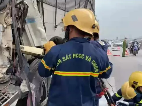 Dùng máy cắt phá cabin xe tải đưa thi thể tài xế ra ngoài